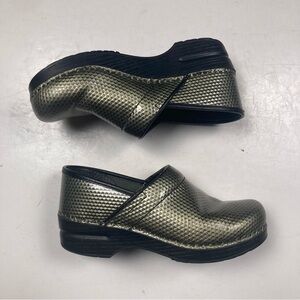 DANSKO PROFESSIONAL Embossed Geometric Silver Gold Metallic Clogs